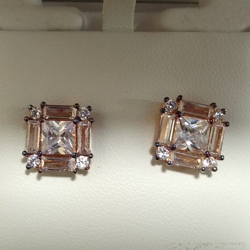 Diamond 💎 Earrings 🆕 In Box 14k Rose Gold Valentine's Day Earrings! 💞