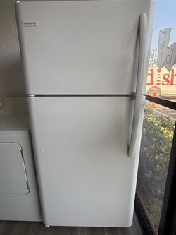 Frigidaire Top-Freezer Refrigerator White