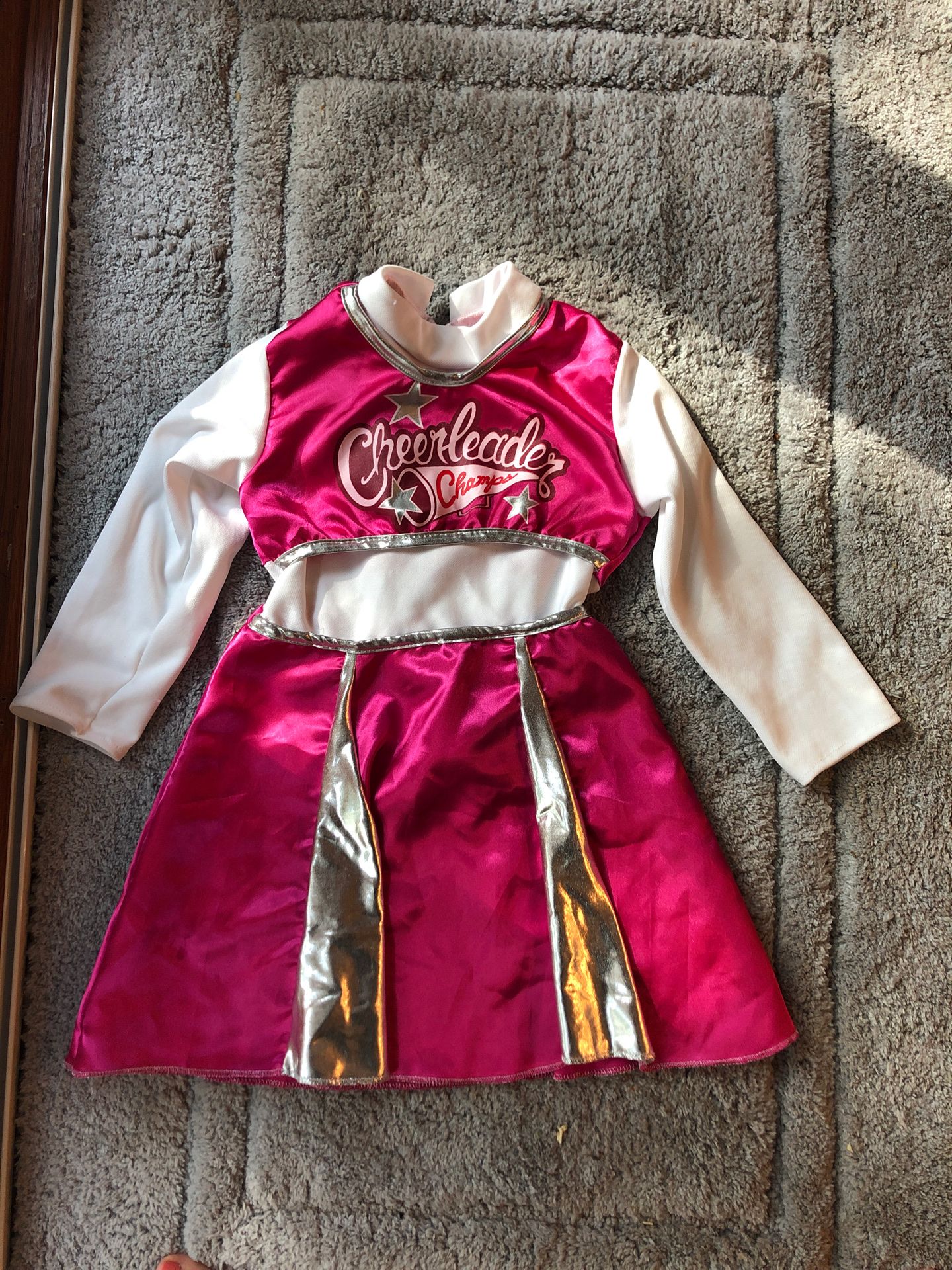 Cheerleader costume (size 4-5)