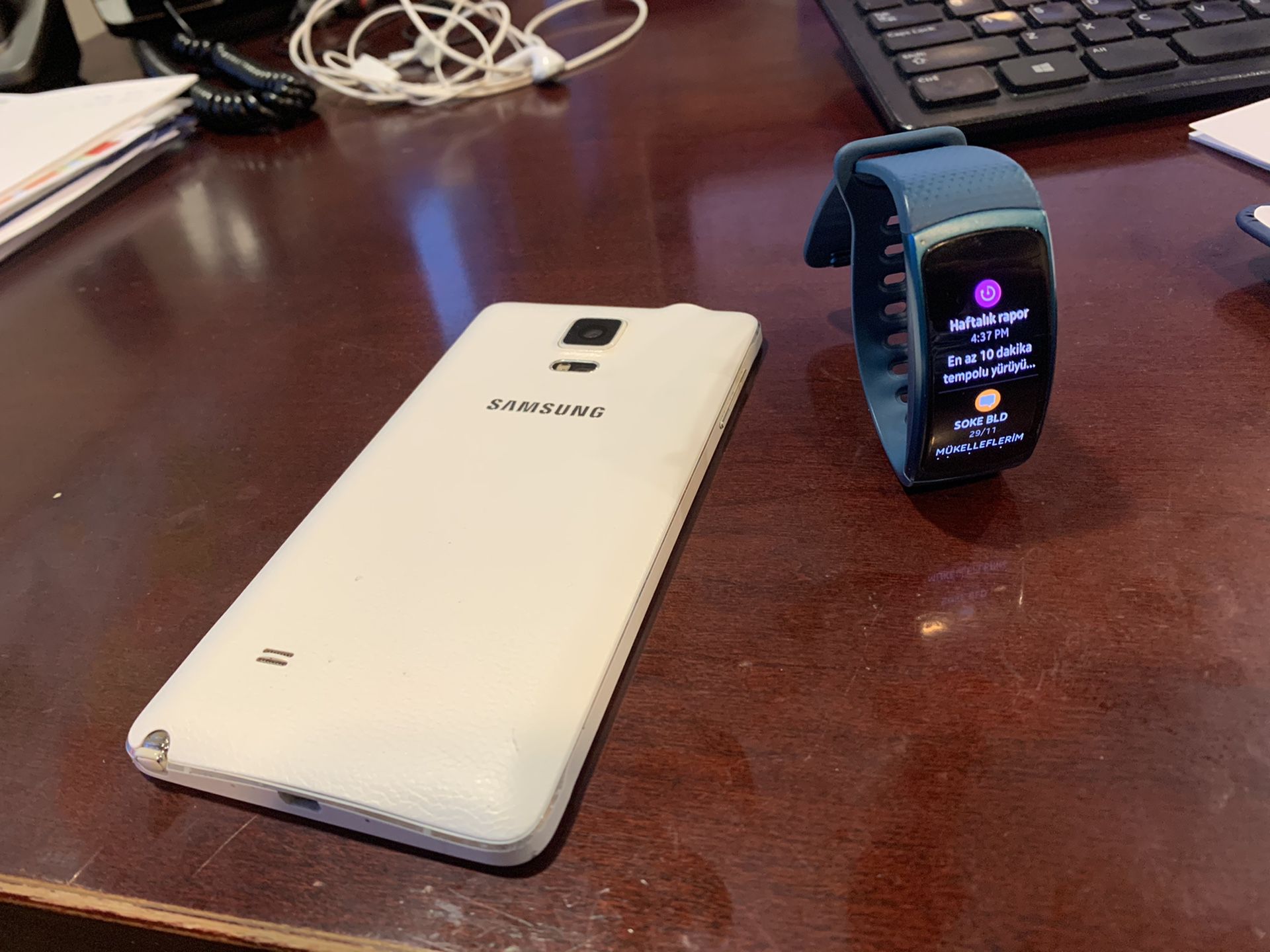 Samsung Note4 telephone and Samsung Gear fit2 smart watch