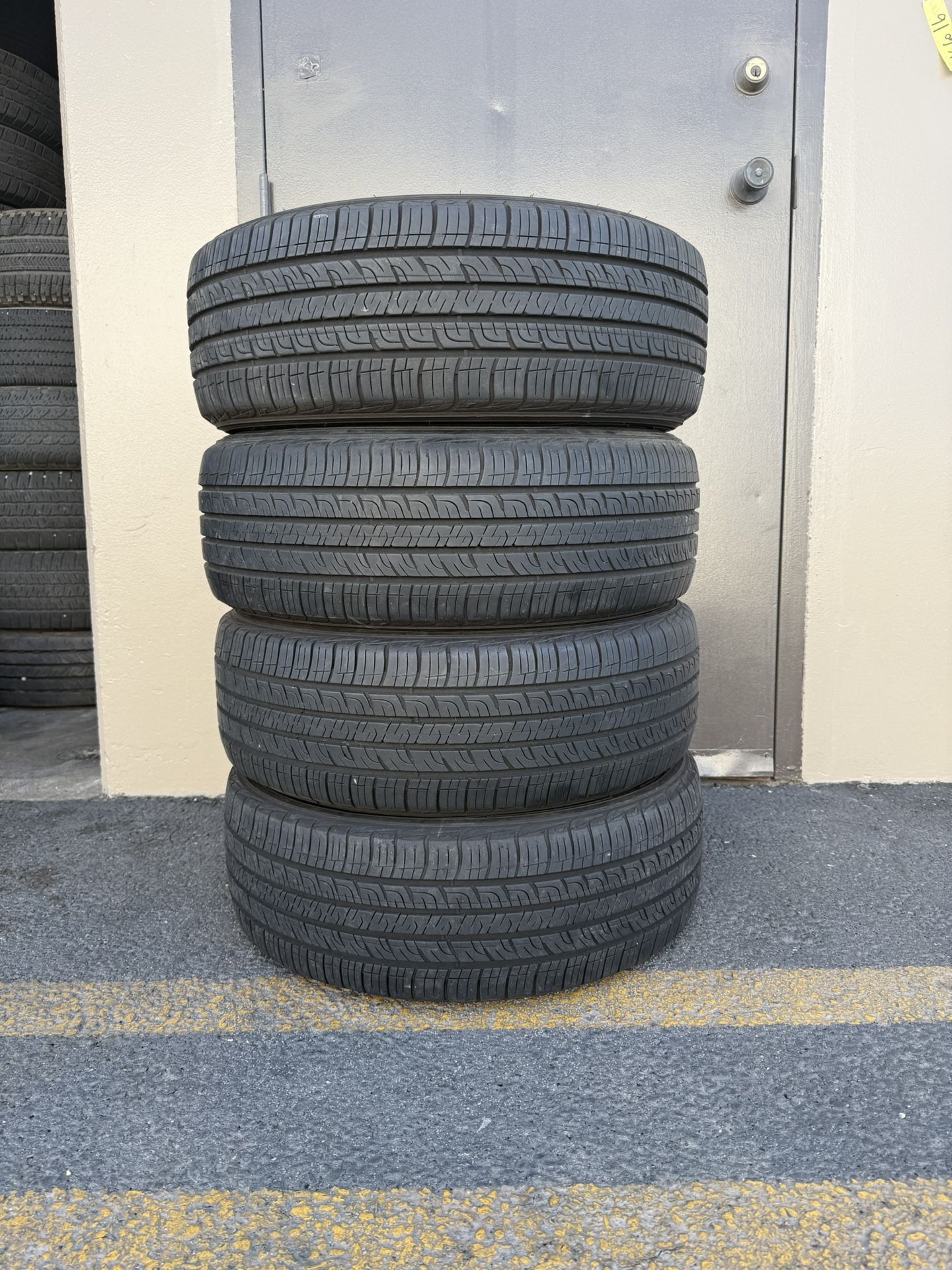 215 60 16 Goodyear Assurance, Comfort Touring