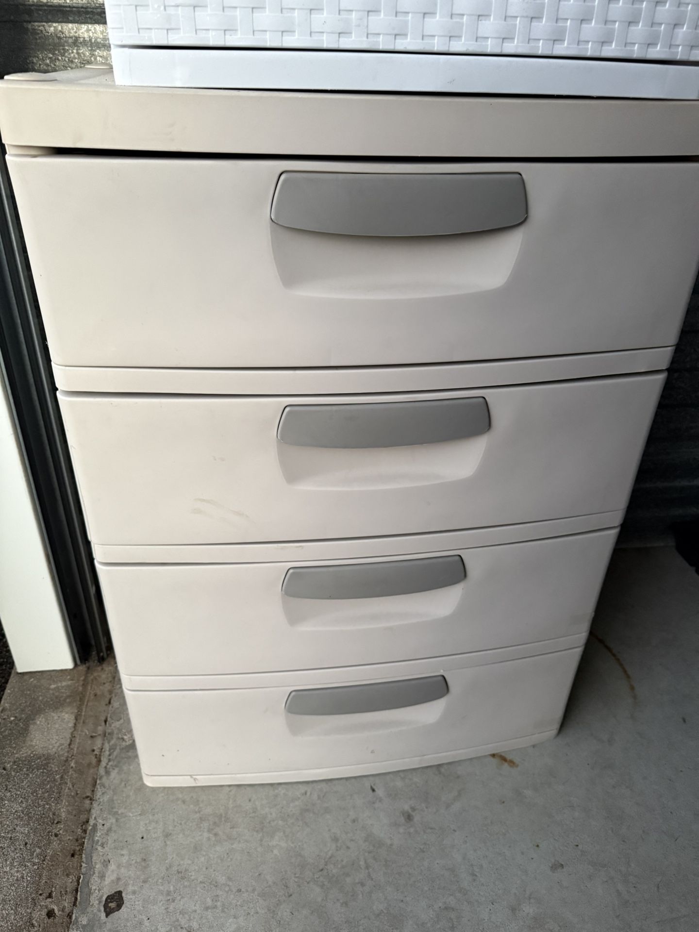 Sterilite Plastic Drawer Chest (Gray)