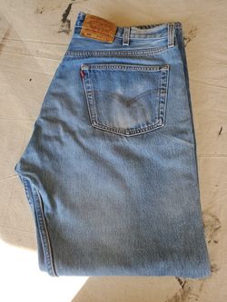 MEN'S 501 BUTTON FLY JEANS. 40W x 32L. STILL IN GREAT CONDITION.