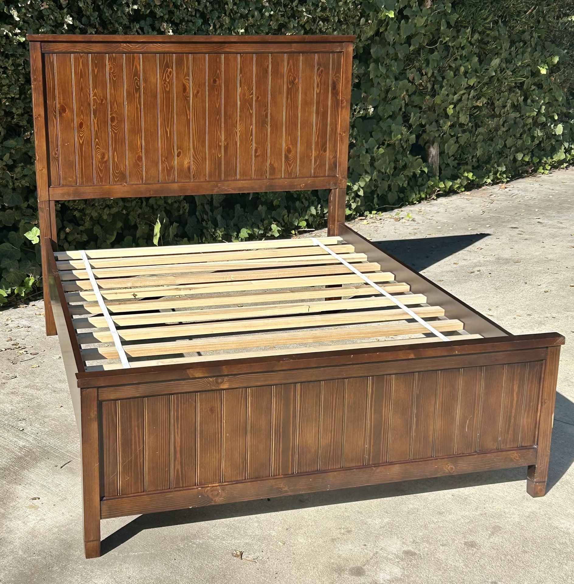 Pottery barn/PB Teen Beadboard Bed Full size, Espresso