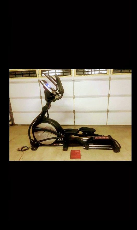 SOLE. E35 ELLIPTICAL MACHINE. ( LIKE NEW & DELIVERY AVAILABLE TODAY)