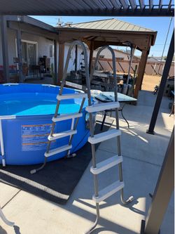 Swimming pool ladder