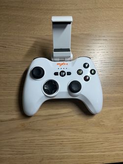 Wireless gaming controller