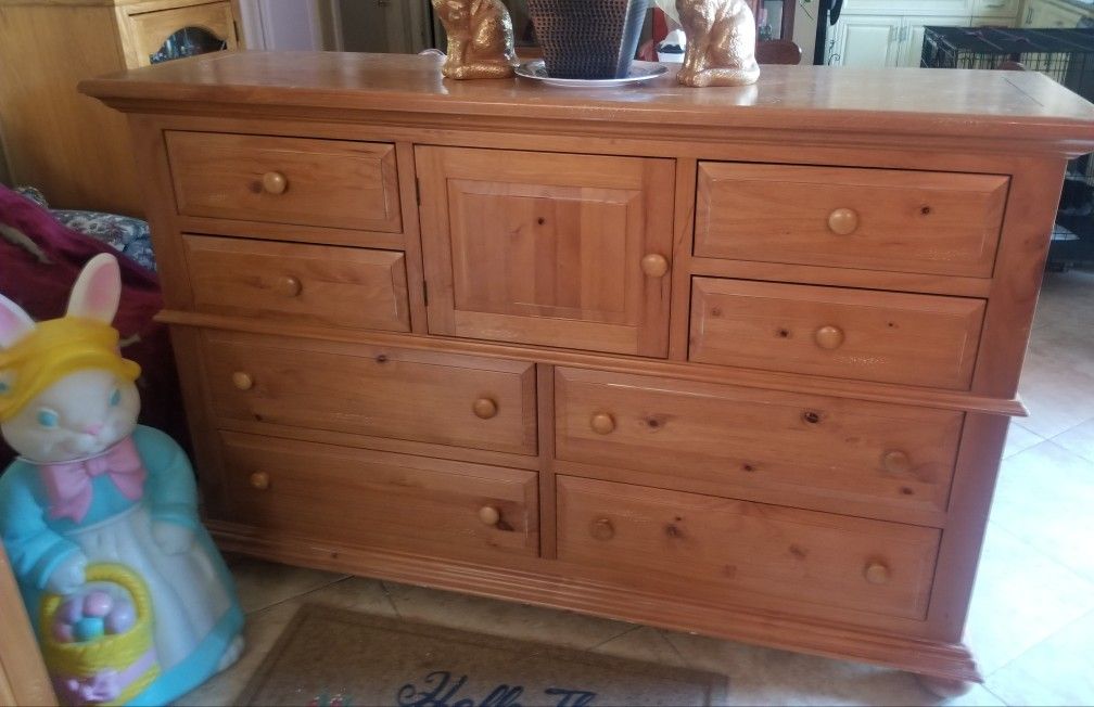 Genuine Broyhill Fontana, Dresser with 9 Spacious Extra Large Drawers