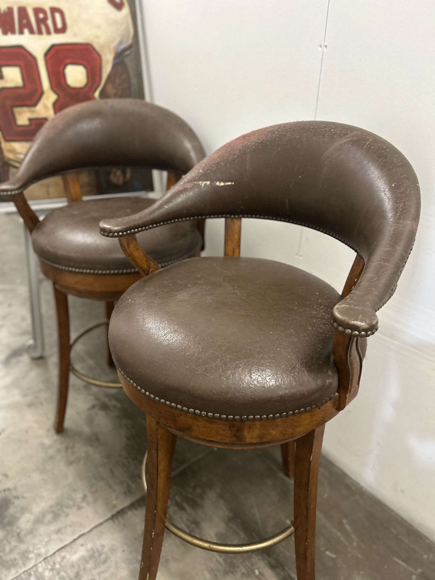 Wooden bar stool with swivel mechanism