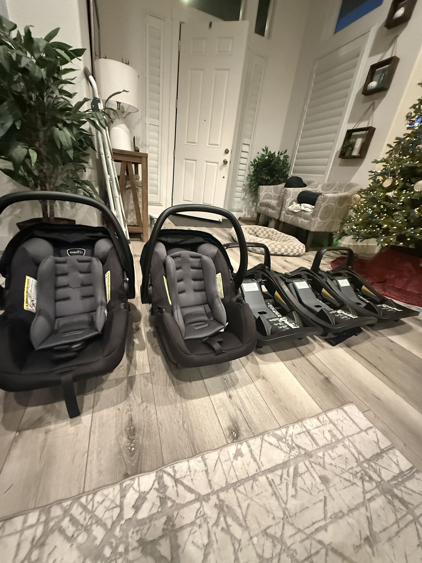 Evenflo Pivot Modular System W/ 2 Litemax Car Seats And 3 Bases