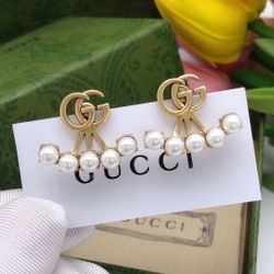 Classic and high-grade earrings