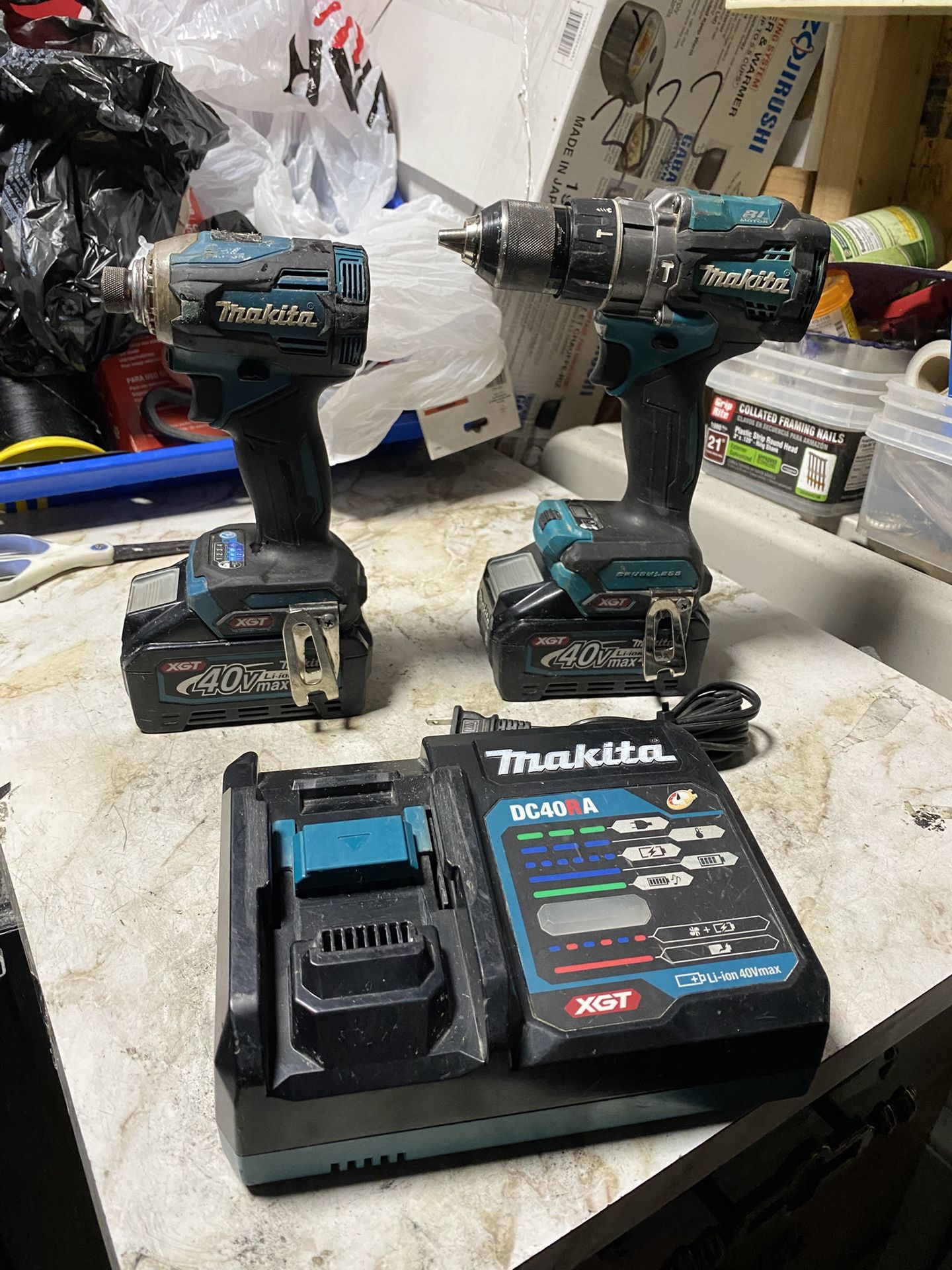 makita 40v and 2 Battery 4.0ah And Charger