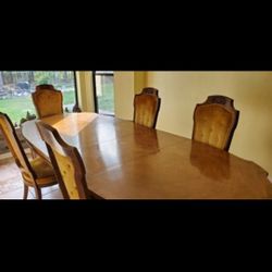 Dining Room Table, Chairs, hutch, leaves & Protective cover