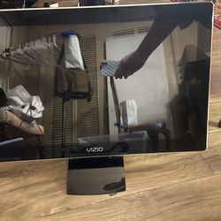 Vizio 23” Inch TV [VM230XVT] Great Condition (everything Works)