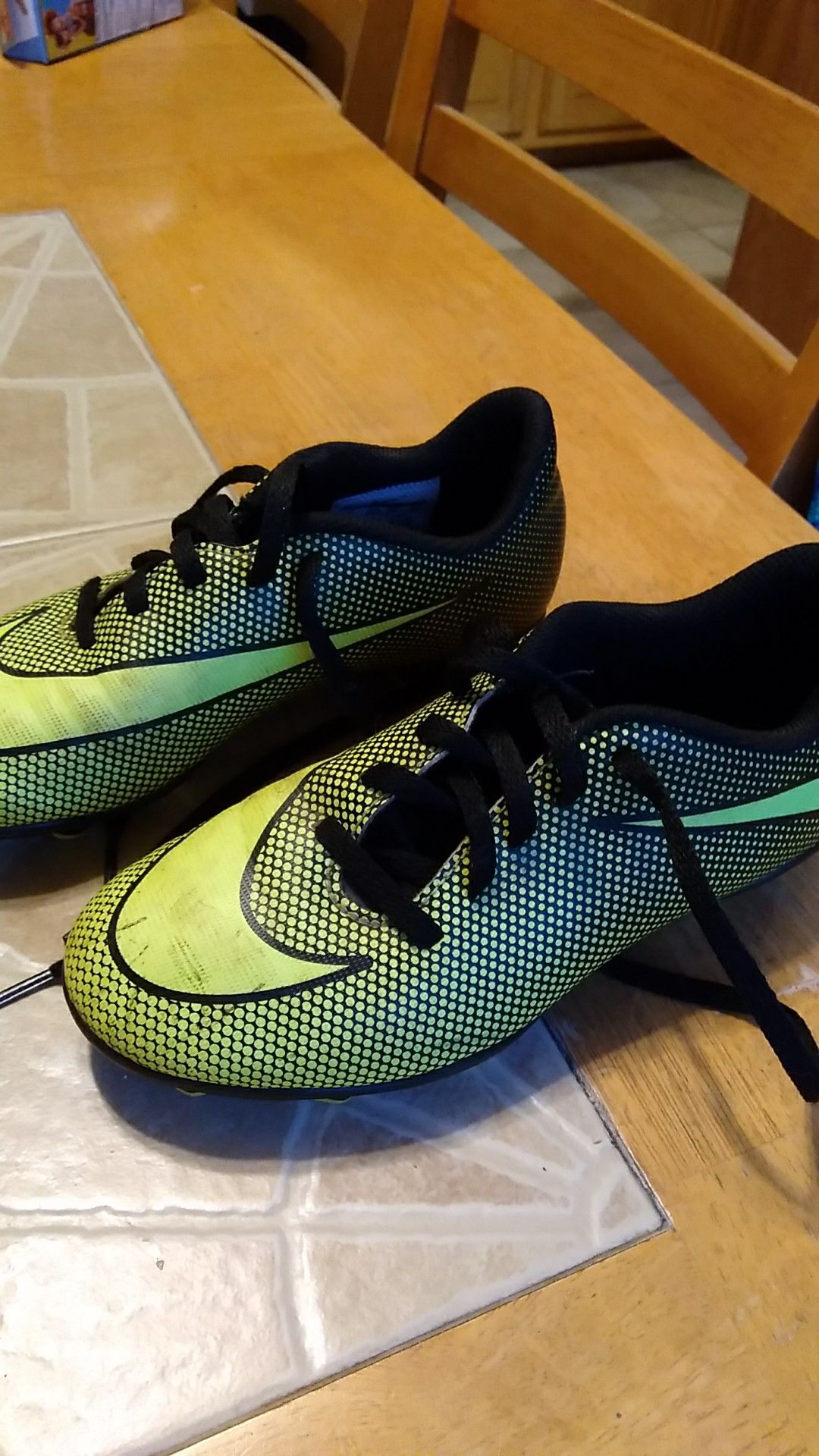 Kid's soccer cleats size 1Y.