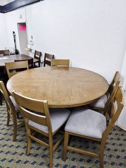 Round dining table