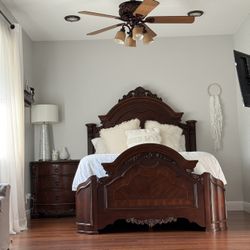 Elegant Solid Wood Traditional Bedroom Set 