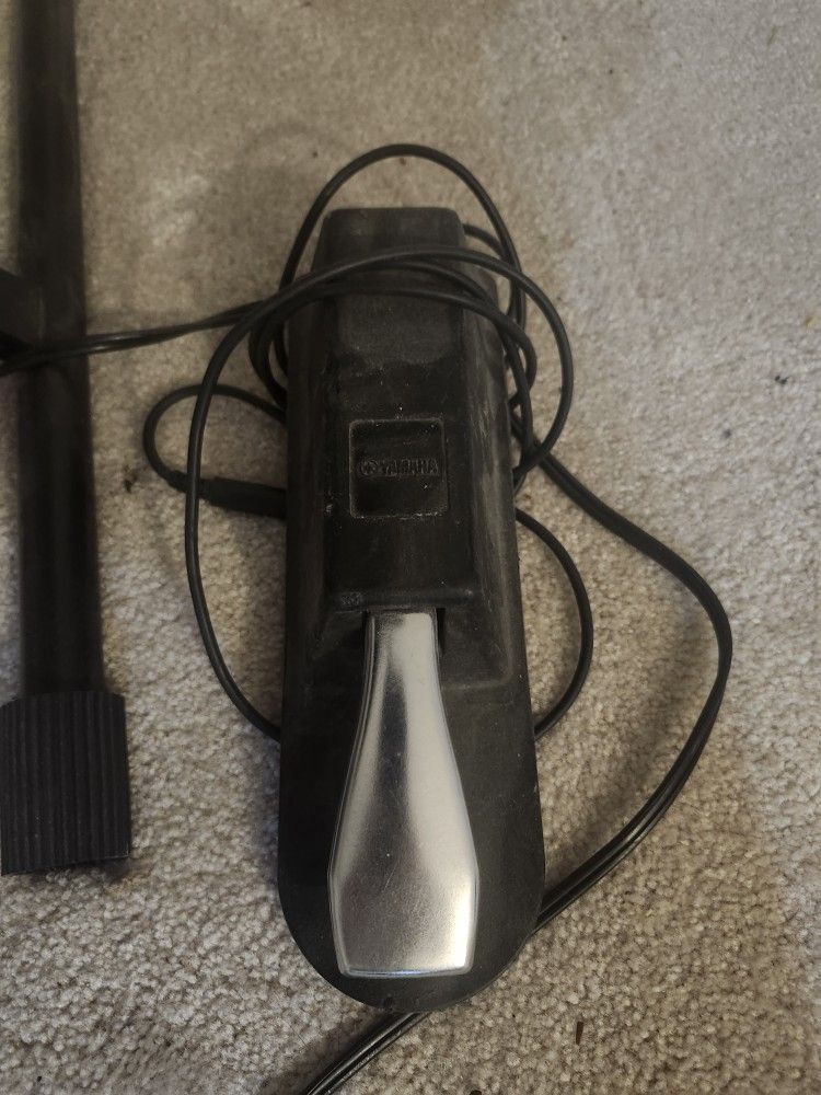 Yamaha PSRE233 Keyboard and foot pedal