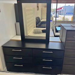 Dresserṣ with Mirrør 