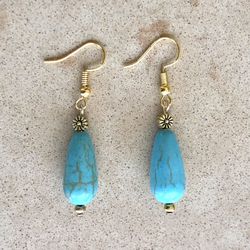 🦋 Pretty, faux turquoise and gold tone flower bead earrings