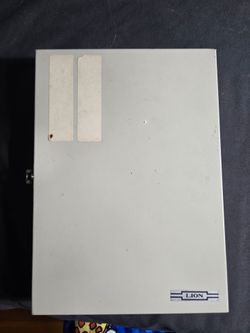 Wall-mounted key storage box