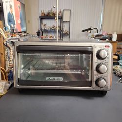 Black + Decker 4-Slice Toaster Oven Model# TO1356SG 120V-60HZ Drawing 1150W Of Power, Has Baking Tray & Wire Rack, Works In Mint Condition