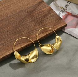 New Unworn Faux Gold Earrings