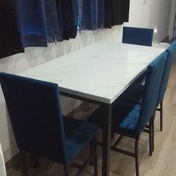 Good Condition Kitchen Table Chairs Set