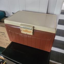 Excellent Condition Sports Master Cooler With Slider Storage Tray.