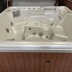 5-6 Person Refurbished Leisure Bay Hot Tub