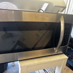 Brand NEW INSIGNIA Microwave 