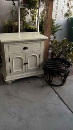 Buró color beige casi blanco en Exlente condiciones por $35