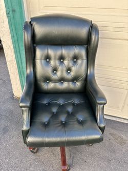 Silla De Escritorio Ejecutiva De Cuero Color Verde En Buenas Condiciones El Color De La Madera Es Dark Cherry