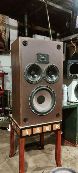 Vintage Polk audio 10A monitor only one it sounds beautiful I luv it don't buy it I'll keep it 100$