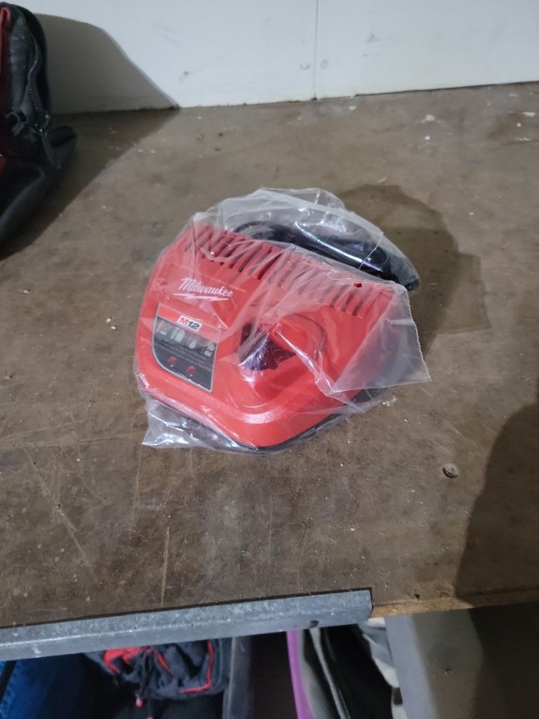 Milwaukee M12 Charger