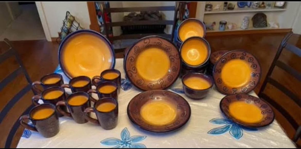 New Ambrosia Raised Scroll Dinnerware Set of 8