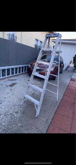 Excellent condition, 6 feet and more size available aluminum ladders