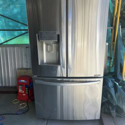 Stainless Steel LG Fridge - French door With Ice And Water