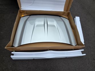 2016 - 2018 Chevy Silverado 1500 O.E.M. Hood. Silverado Ice Metallic.