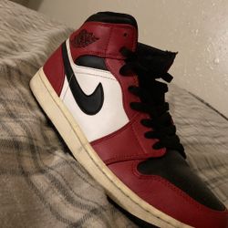 Jordan 1 Chicago Black Toe Mid