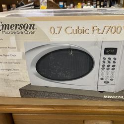 Emerson 0.7 Cubic  Foot/700 Watt Microwave Oven