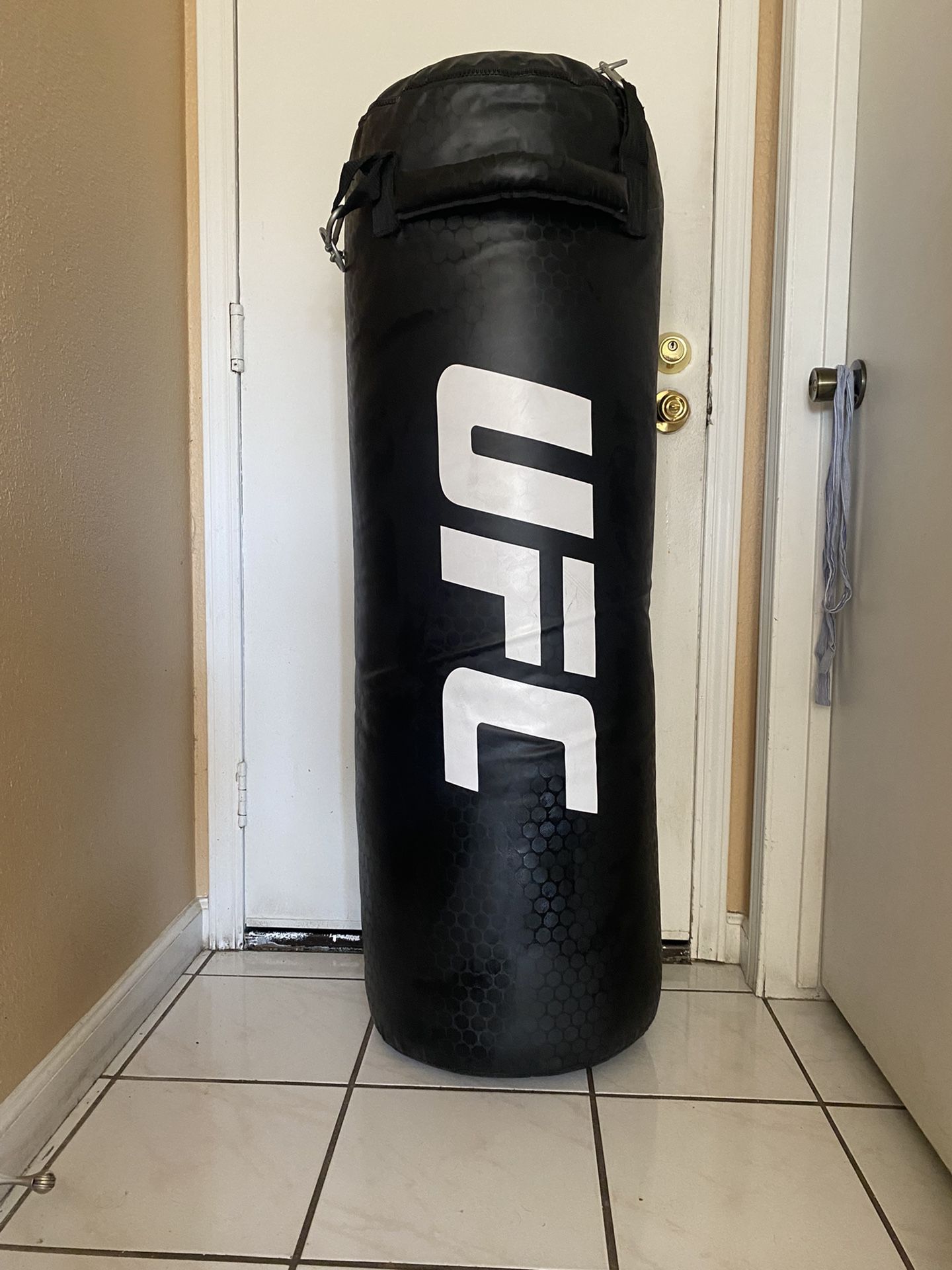 PUNCHING BAG 100 POUNDS FILLED PERFECT WORKOUT 