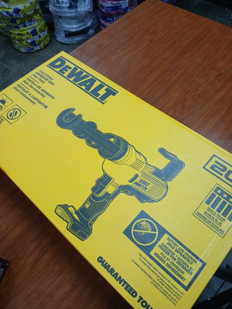 Dewalt new 10 Oz Adhesive Gun 20v