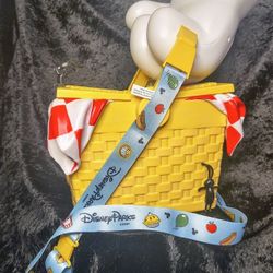 DISNEYLAND TOON TOWN PICNIC BASKET WITH MICKEY GLOVE HANDLE 