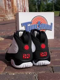 Jordan IX Space Jam size 10.5 (NO TRADES PRICE IS FIRM)
