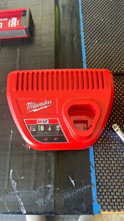 Milwaukee M12 battery charger