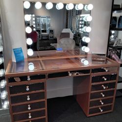Glamorous Makeup Vanity With Dimmable Lights 