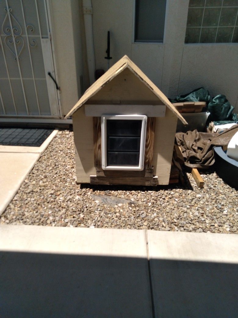 Insulated Hound Heater Dog House 