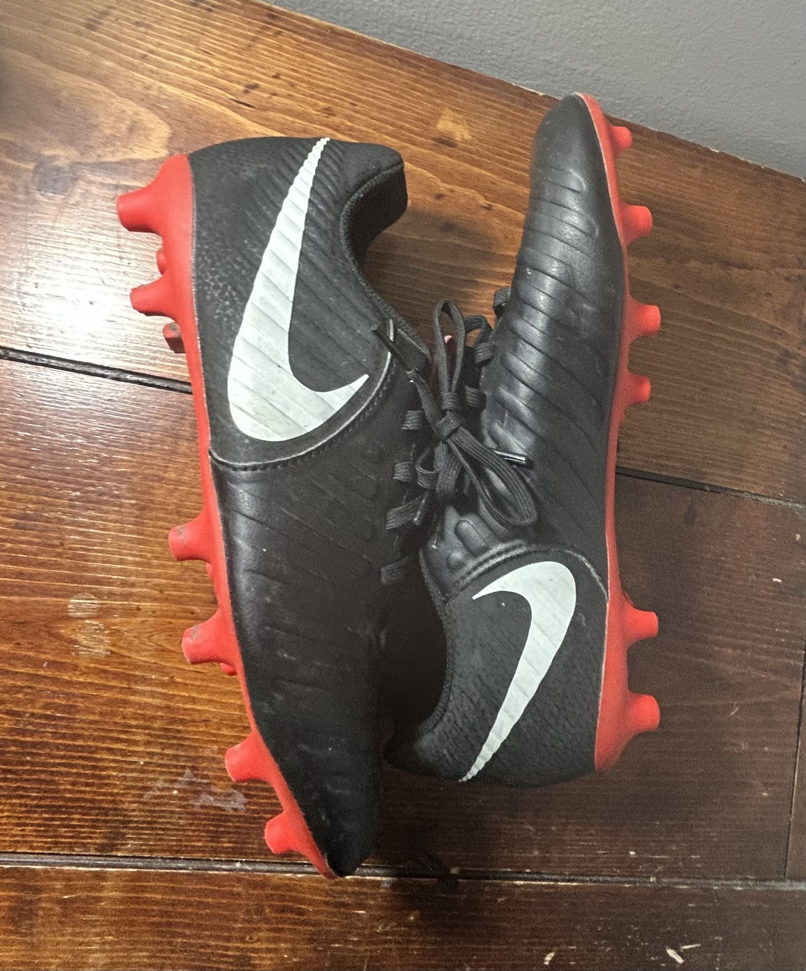 Nike Tiempos Academy, Size 7 Men’s, Black And Red