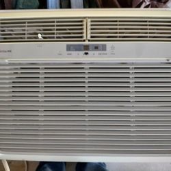 Frigidaire Window unit AC has remote, timer and sleep function 15,000 BTU in good working condition